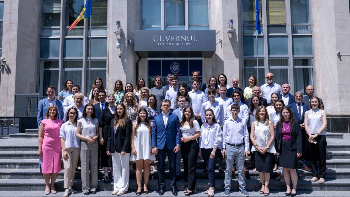 Concurs. Guvernul anunță 30 de locuri de stagii plătite pentru tineri în intituțiile statului