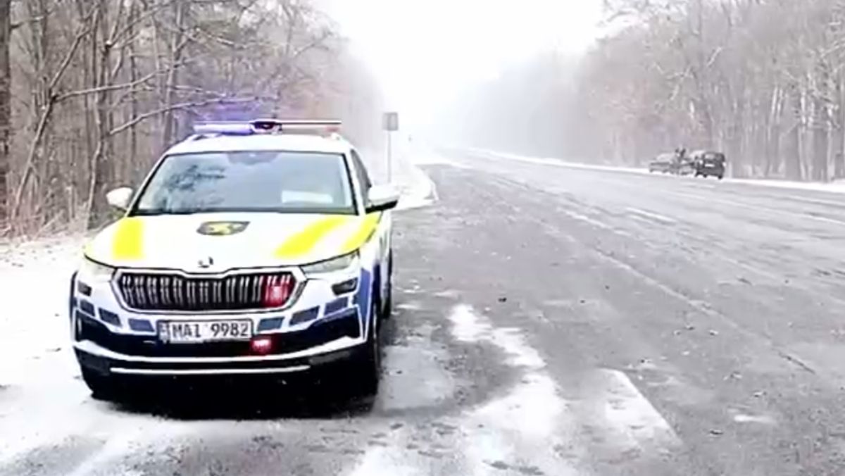 Lapoviță, ninsoare și ghețuș în nordul și centrul țării. Poliția vine cu recomandări pentru șoferi și pietoni