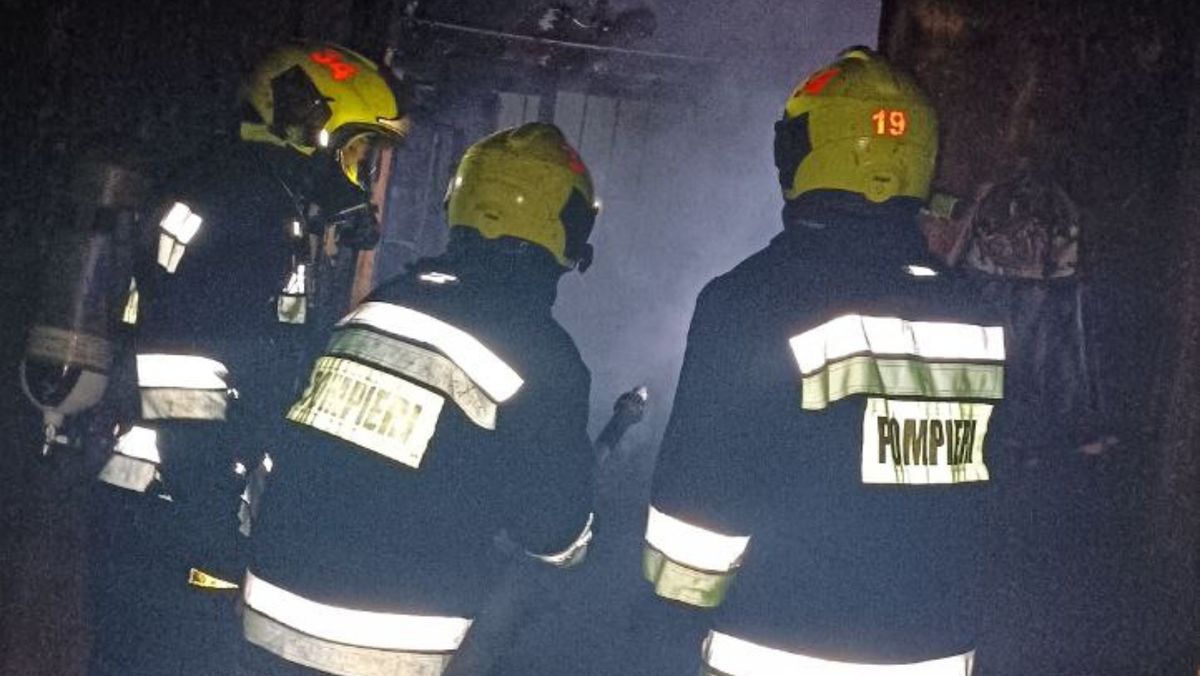Un bărbat a murit, după ce casa sa a fost cuprinsă de flăcări. Incendiul ar fi izbucnit de la o lumânare