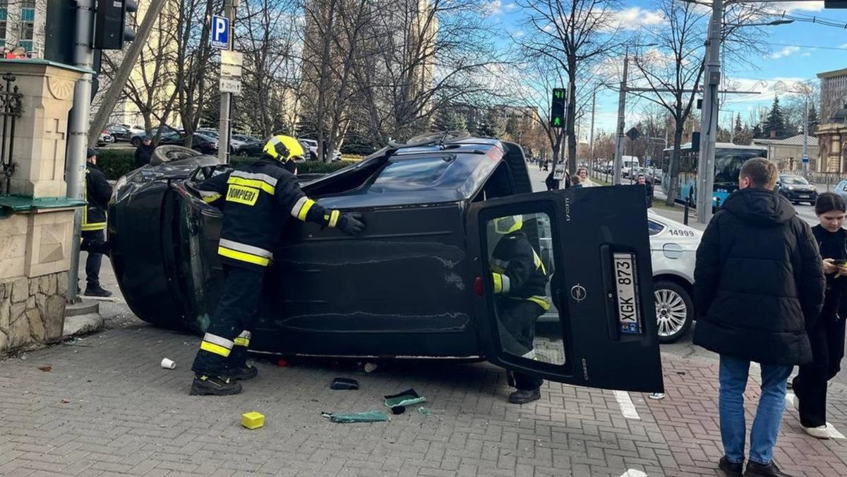 O tânără de 22 de ani a ajuns la spital, după ce două automobile s-au ciocnit, în centrul Chișinăului