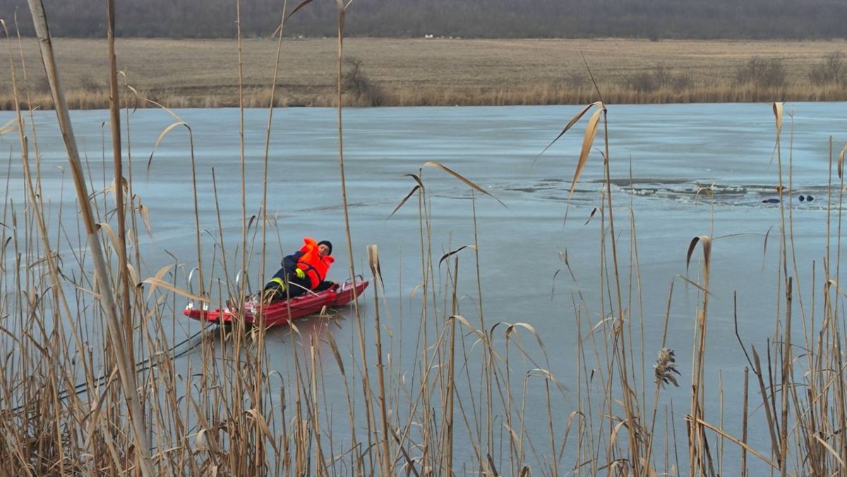 Un bărbat a murit, iar alți trei au fost salvați după ce s-au prăbușit sub gheața subțire a bazinelor acvatice