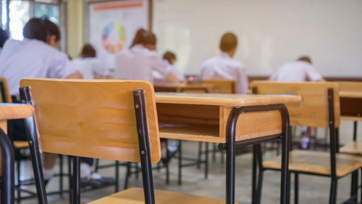 Elevii din peste 280 de școli din țară încep testarea materialelor de examen
