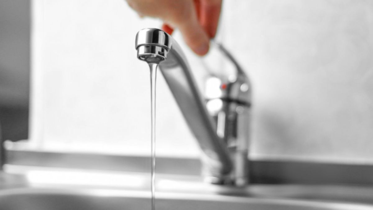 Consumatorii de pe mai multe străzi din Chișinău rămân fără apă la robinet. Se vor face lucrări