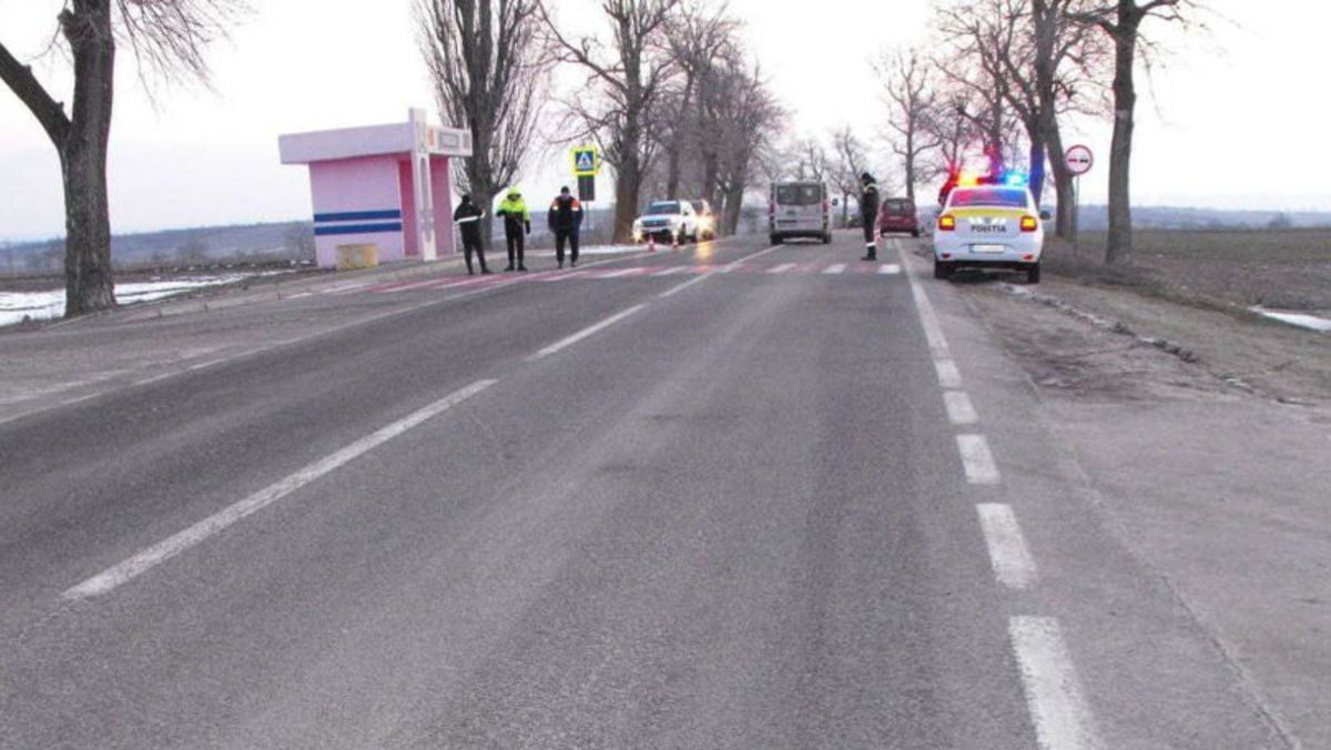 Accident grav la Rezina. Un bărbat, spulberat mortal de o mașină în timp ce traversa regulamentar strada