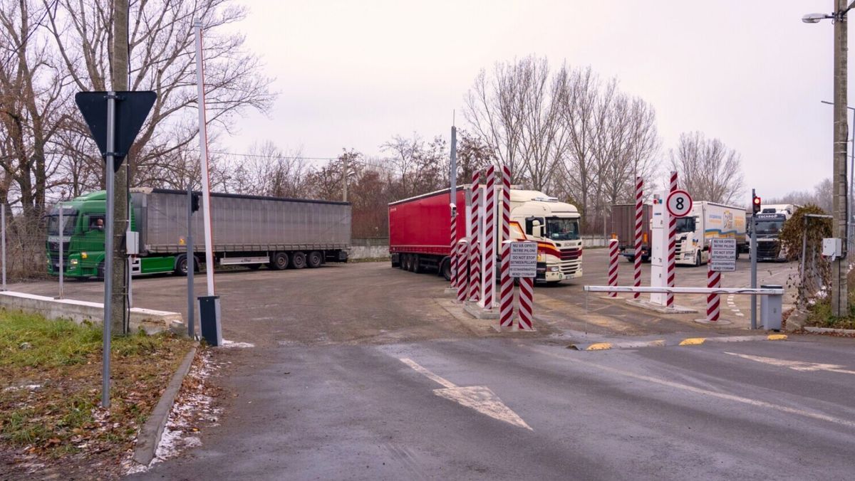 O mie de șoferi de camioane au traversat postul vamal Costești prin programare online