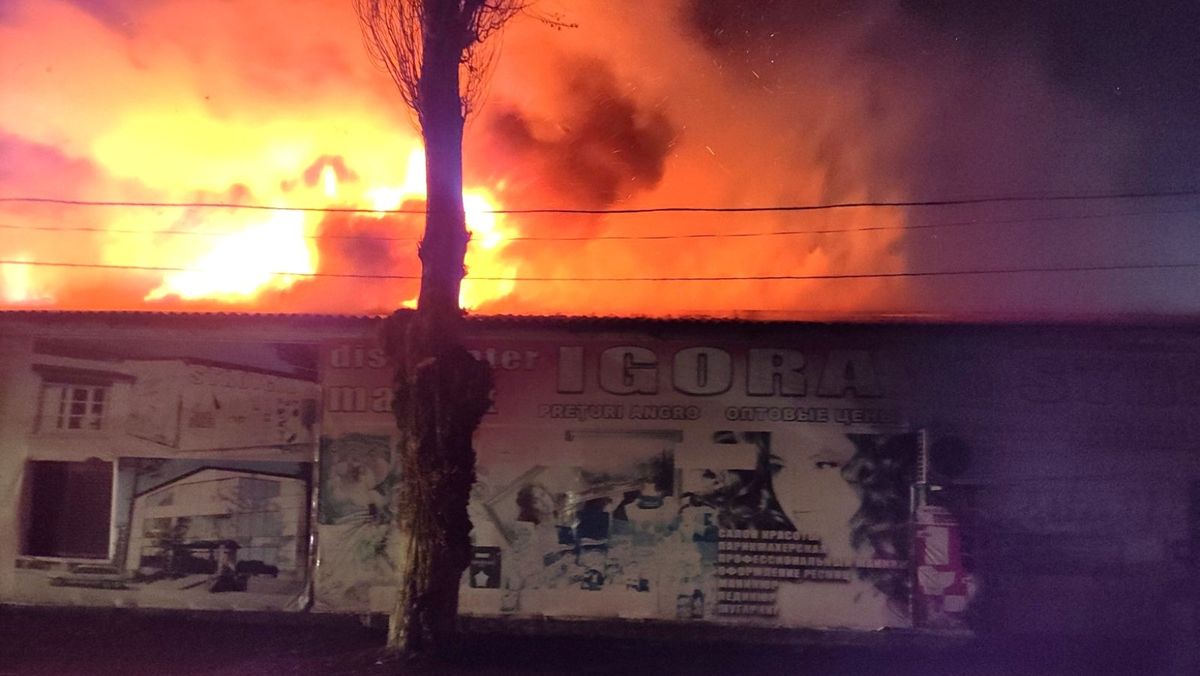 Încă un incendiu puternic în nordul țării. Un depozit de materiale de construcție din Edineț, mistuit de flăcări