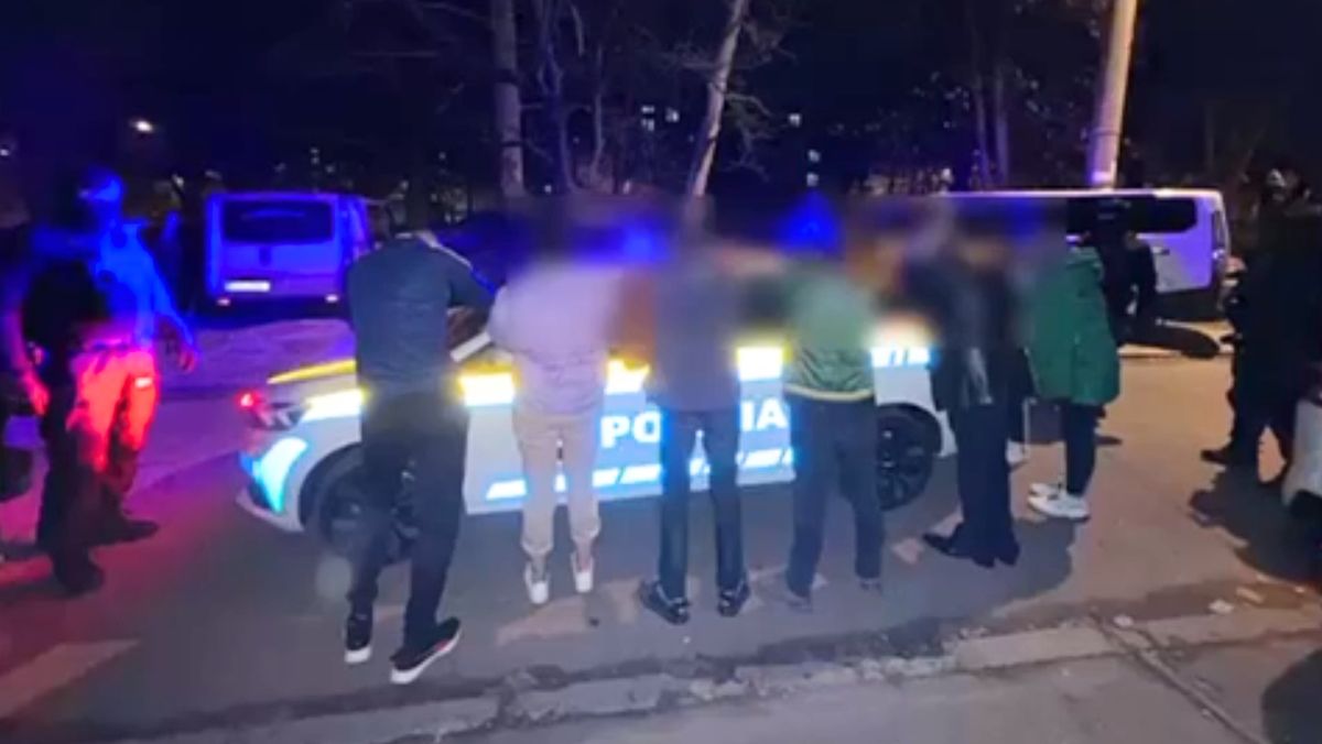 Percheziții într-un apartament din Chișinău. Opt persoane, suspectate de consum de droguri