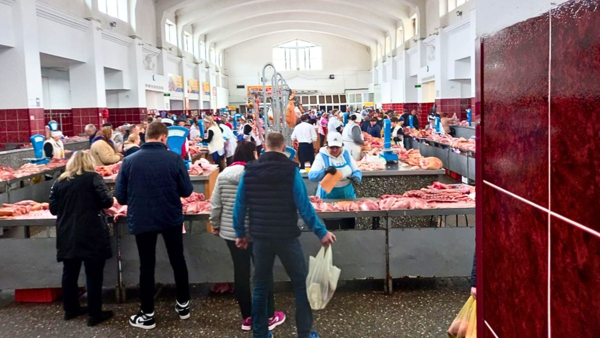 Carnea de porc s-a scumpit. Comercianții invocă focarele de pestă porcină și cererea mare înainte de sărbători