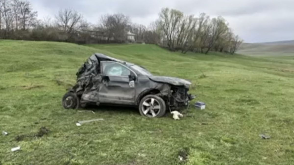 VIDEO/ Accident la Edineț. O mașină a fost făcută zob, după ce șoferița a pierdut controlul volanului