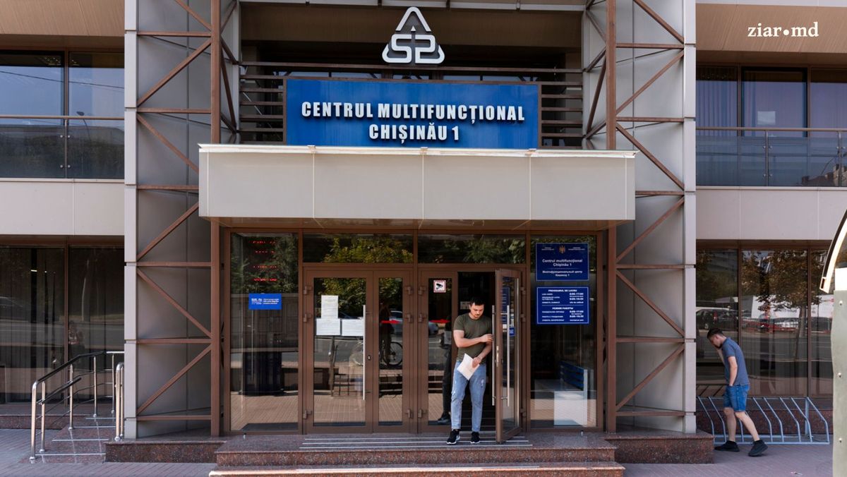 Mii de moldoveni s-au programat pentru a-și perfecta cărți de identitate de model european