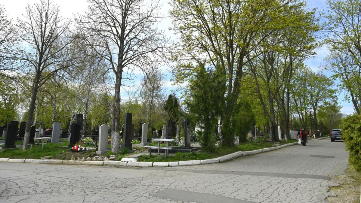În capitală au loc pregătiri pentru Paștele Blajinilor. Spre cimitire vor circula 80 de unități de transport public