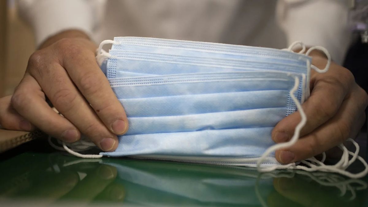 Autoritățile vor vinde cu preț redus 50.000 de măști medicale, procurate în timpul pandemiei