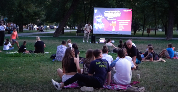 VIDEO/ Locuitorii din Cahul au toată vara seri de cinema în aer liber. Proiect inițiat de un grup de tineri