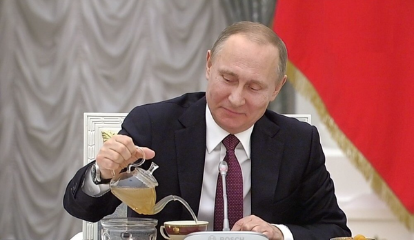 Putin îl invită pe Biden la un ceai: Să-și ia rachetele și să mănânce liniștit clătite