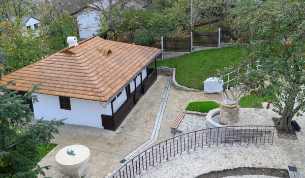 FOTO/ Bojdeuca lui Creangă a fost renovată din nou. Internauții, revoltați: „Bătaie de joc de patrimoniul cultural”