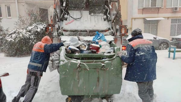 Ninsoarea a dat peste cap programul de colectare a deșeurilor: Tomberoanele din capitală, pline