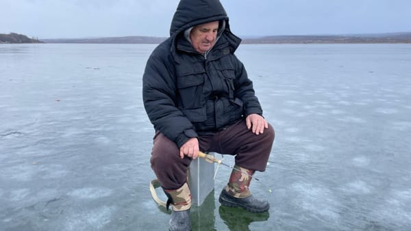 Zeci de pescari, surprinși pe lacurile din țară. Îndemnul salvatorilor în contextul temperaturilor pozitive