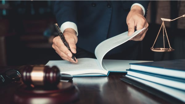 Administratorul unei companii, trimis în judecată pentru tăinuirea bunului gajat. Ce pedeapsă riscă