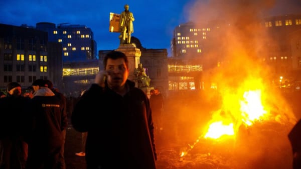 VIDEO / Haos la Bruxelles. Fermierii protestează în fața Parlamentului European, în ziua summitului liderilor UE