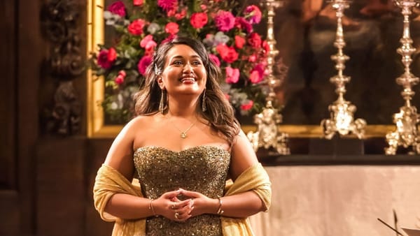 VIDEO/ O soprană originară din R. Moldova a obținut două premii la un prestigios festival de canto din Londra