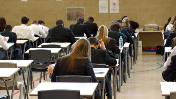 Număr record de elevi cu nota zece din oficiu la bacalaureat. Majoritatea sunt scutiți de examenul la limba străină