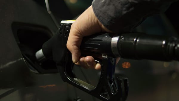 Carburanții continuă să se scumpească. Noile prețuri afișate de ANRE