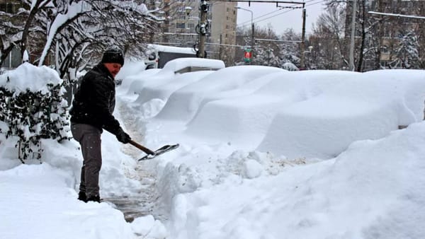 Răcire bruscă a vremii în România. Peste Prut se așteaptă frig, ploi și ninsori