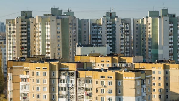 Expert: Apartamentele s-ar putea scumpi după introducerea „taxei de reglementare” în construcții