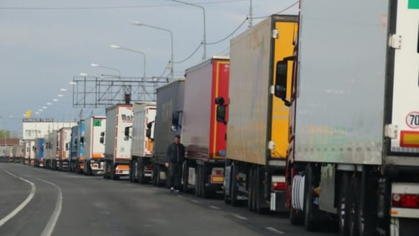 „Guvernul caută o soluție.” Mai multe autovehiculele din R. Moldova nu sunt lăsate să intre pe teritoriul Rusiei