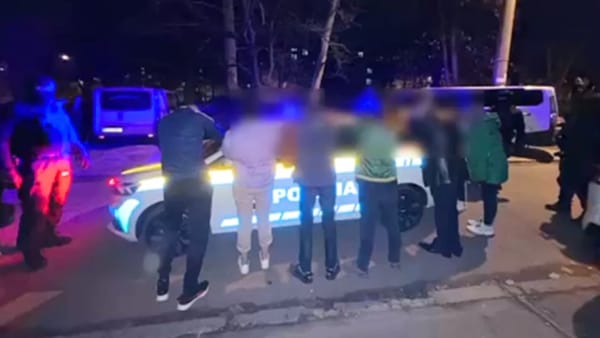 Percheziții într-un apartament din Chișinău. Opt persoane, suspectate de consum de droguri