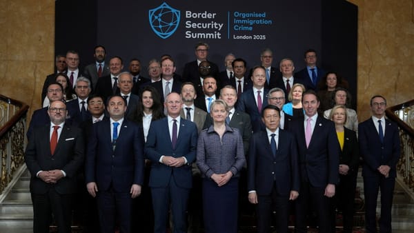 Premierul Marii Britanii se întâlnește cu oficiali europeni pentru a discuta despre migrația ilegală
