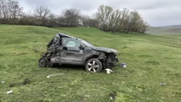 VIDEO/ Accident la Edineț. O mașină a fost făcută zob, după ce șoferița a pierdut controlul volanului