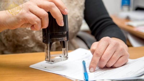 O femeie și mama acesteia riscă să stea următorii 16 ani la închisoare pentru fals și escrocherie