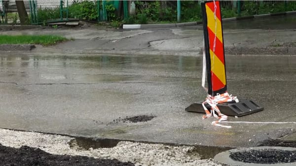 Pericol pe o stradă din municipiul Bălți. Sub stratul de asfalt s-au format mai multe goluri