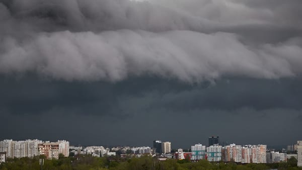 Cod galben de instabilitate atmosferică în toată țara. Se așteaptă ploi cu descărcări electrice